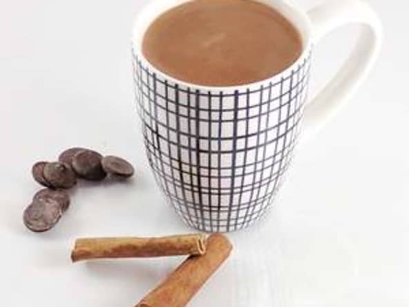 Chocolat chaud maison, à la vanille et à la cannelle
