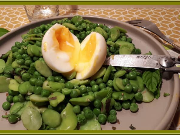 Petits pois, fèves et oeufs mollets