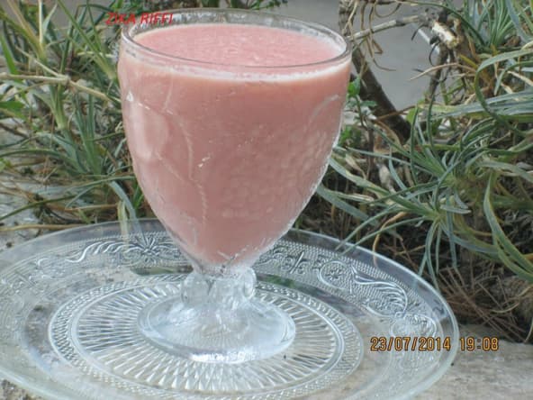 Smoothie léger et nourrissant à base de pastèque, cantaloup, pomme et yaourt