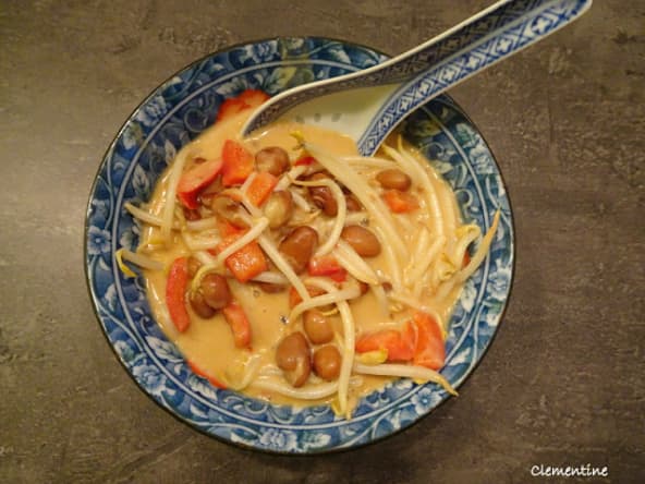 Velouté de cacahuètes aux haricots rouges, rubans d'omelette et haricots mungo