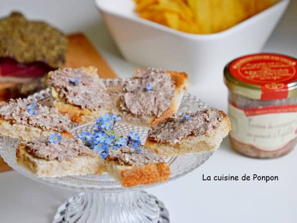 Toasts garnis de terrine de campagne au piment d'Espelette