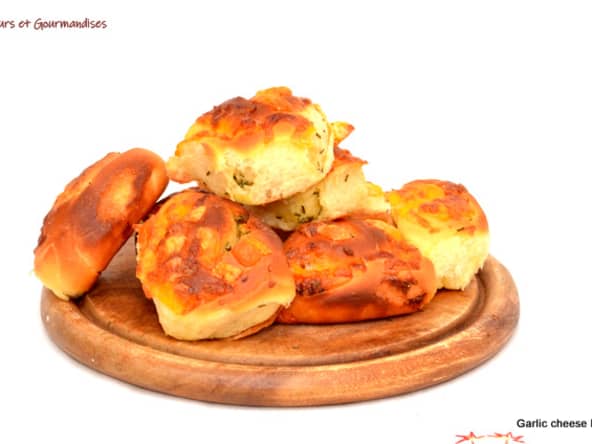 Buns à l’ail et au fromage.