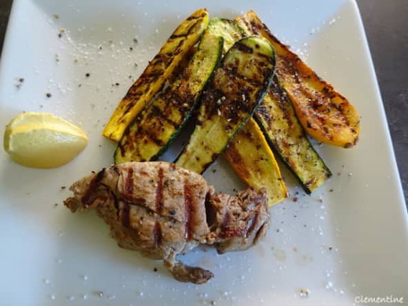 Jeunes courgettes grillées