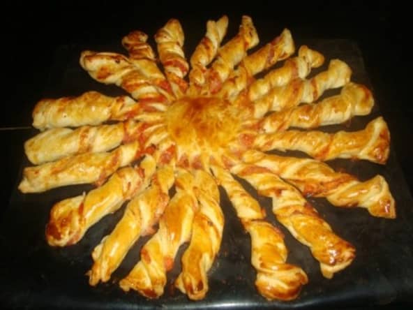 Tarte soleil feuilletée torsadée au jambon et aux tomates