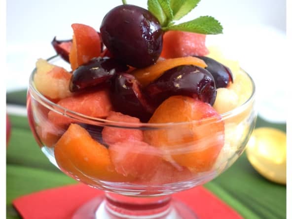 Salade de fruits d'été : pastèque , abricots, nectarines, cerises