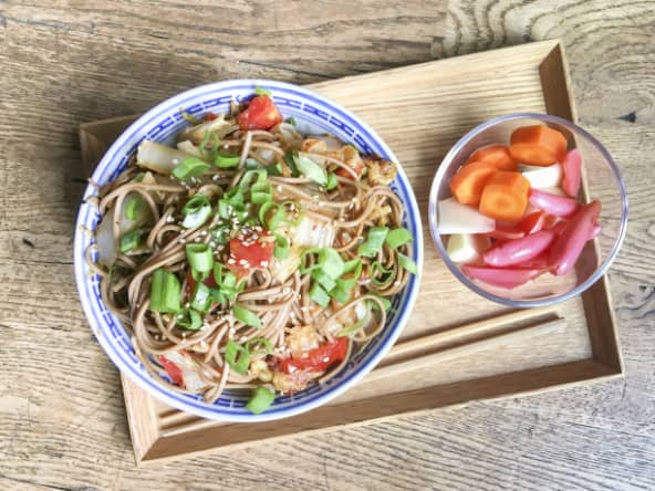 Wok vegan de nouilles soba au chou chinois et à la tomate