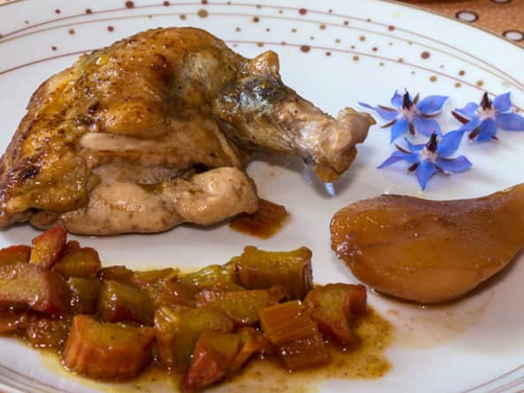 Suprêmes de pintade, rhubarbe sautée aux épices et poires pochées au Ratafia de Champagne