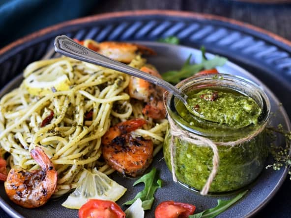 Pesto de fanes de carottes :  un condiment facile et économique.