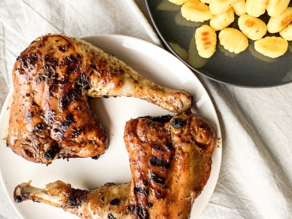 Poulet mariné aux herbes et épices, cuit au barbecue