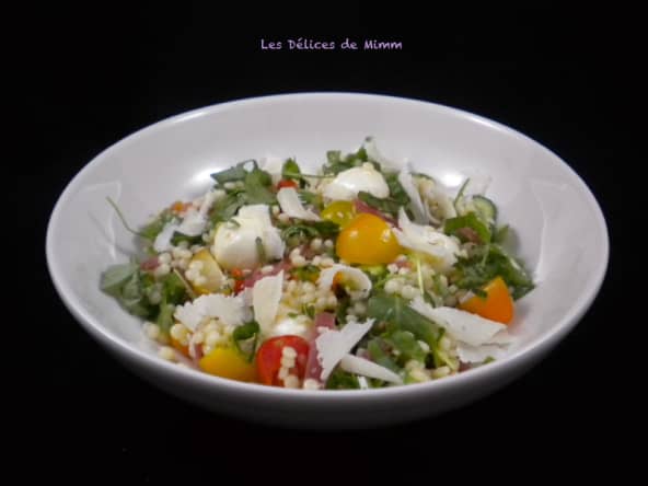 Salade de couscous perlé à la mozzarella et au thon fumé