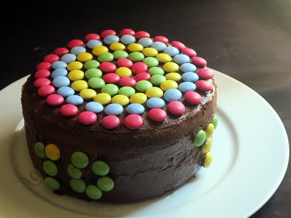 Gâteau d'anniversaire surprise aux smarties
