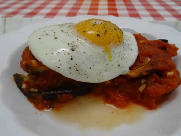 Aubergine à la sauce tomate et œuf à cheval