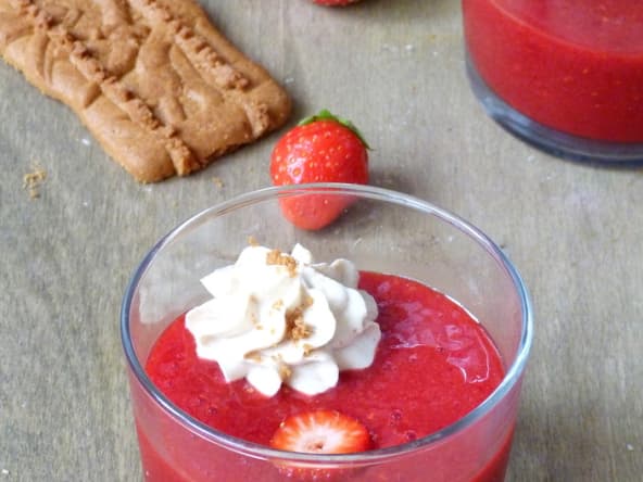 Soupe de fraises et framboises, chantilly au speculoos