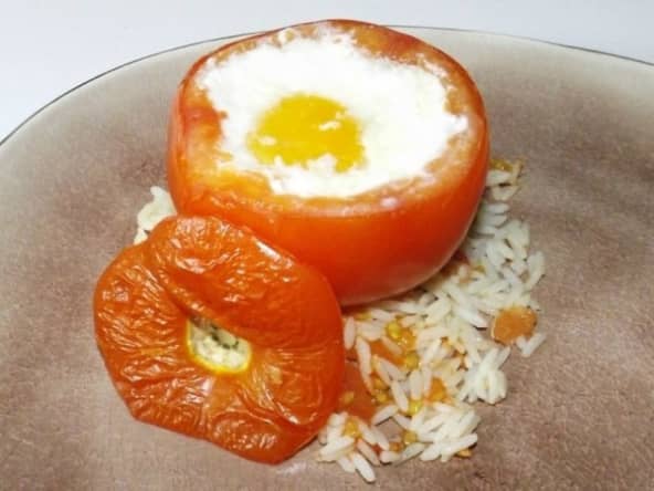 Tomate farcie à la ratatouille et à l'œuf