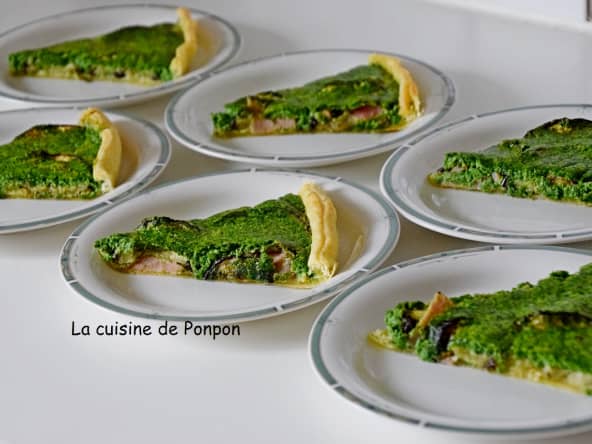 Tarte végé aux aubergines et fanes de navets parfumée à l'ail des ours