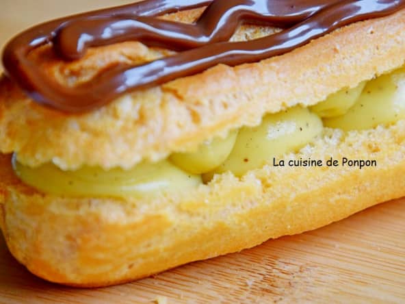Éclair à la crème d'anis étoilé garni de confiture de lait au cacao et noisettes