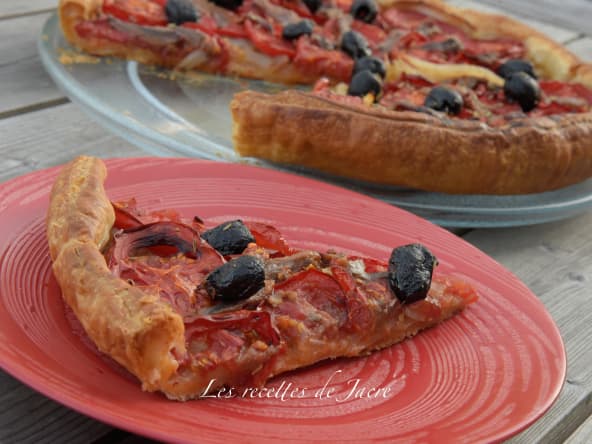 Tarte aux tomates, aux oignons confits et aux anchois