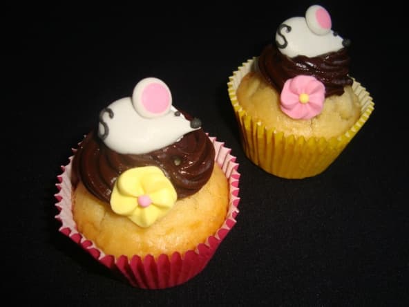Cupcakes au chocolat noir souris et fleurs