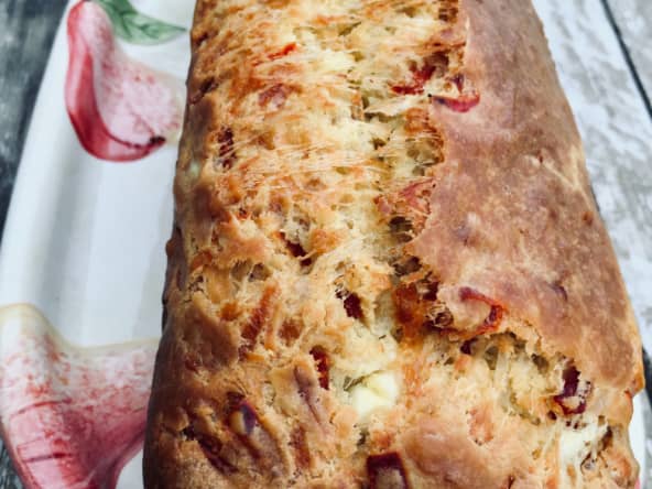 Cake salé aux poivrons rouges et fromage de chèvre pour un pique-nique