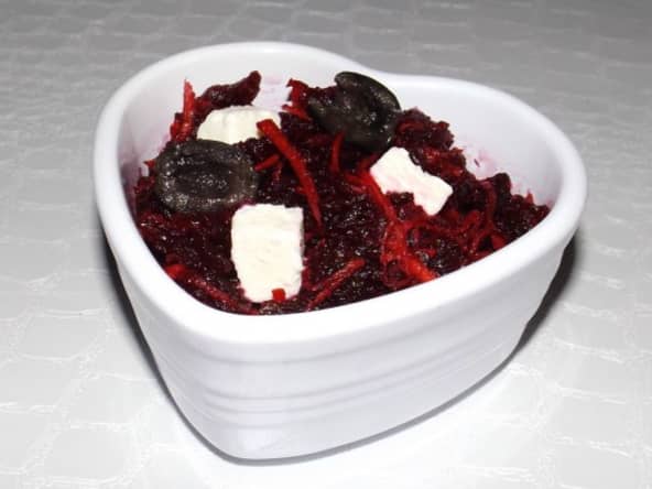 Salade de betteraves rouges et de carottes râpées à la feta