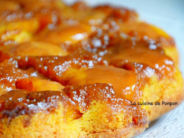 Gâteau renversé aux pêches caramélisées au caramel beurre salé Raffolé, pain de singe et combava