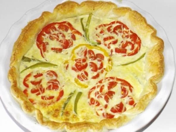 Tarte aux poivrons, aux tomates cerises et au thon