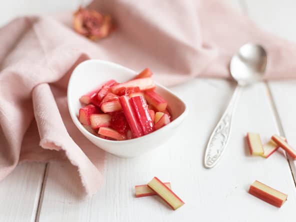Rhubarbe et fraises rôties au beurre (dessert)