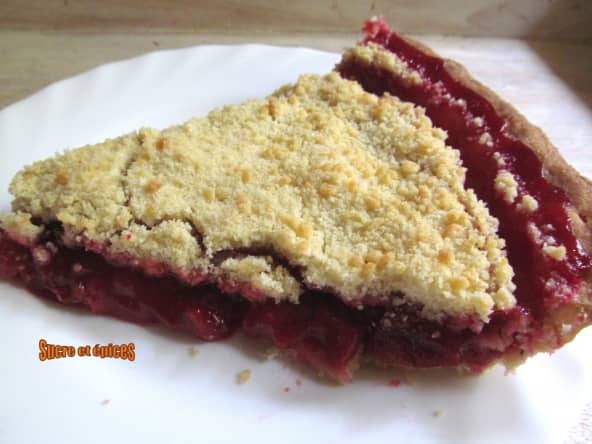 Tarte aux prunes et crumble aux amandes légèrement acidulé