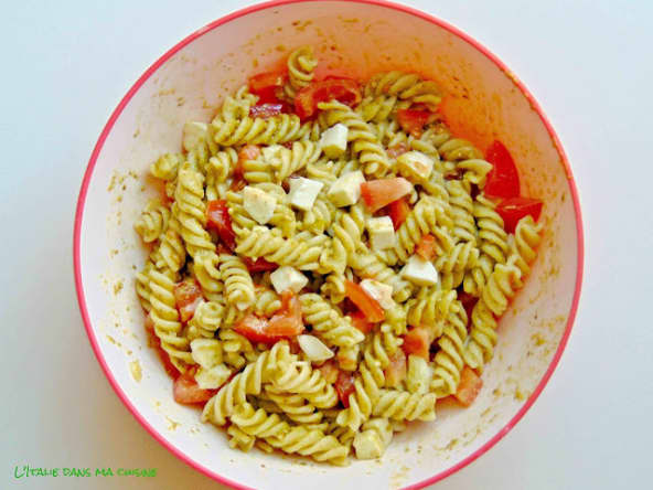Fusillini au pesto, à la mozzarella et aux tomates-cerises