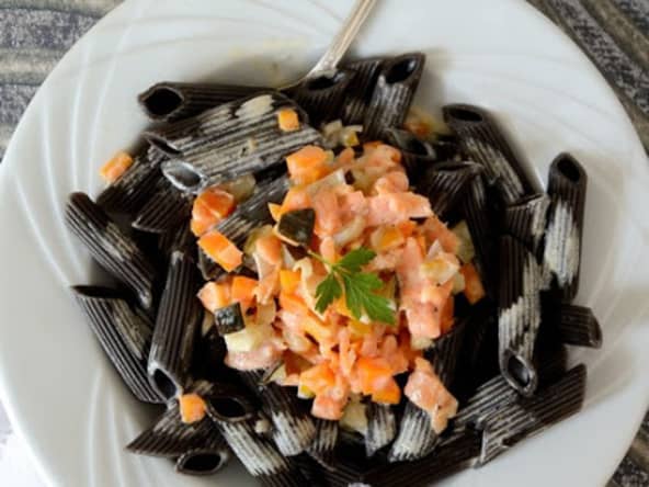 Penne à l'encre de seiche, truite fumée et petits légumes