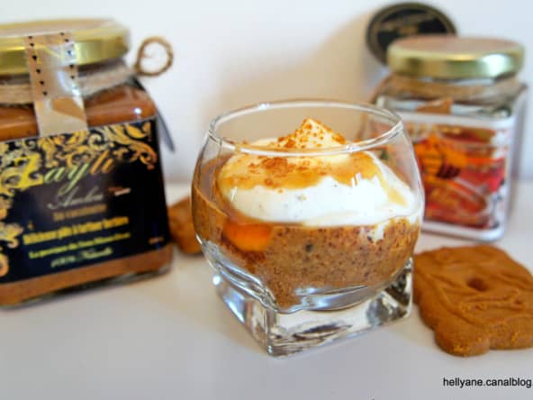 Délicieuses verrines à la mousse d'amlou, miel et pâte à tartiner sur un lit de spéculos banane