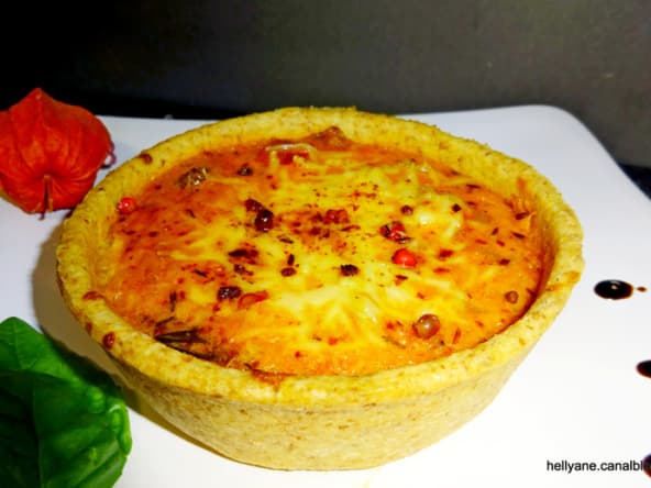Recette de tarte feuilletée au blé complet garnie de crème au confit de poivrons, légumes et merguez