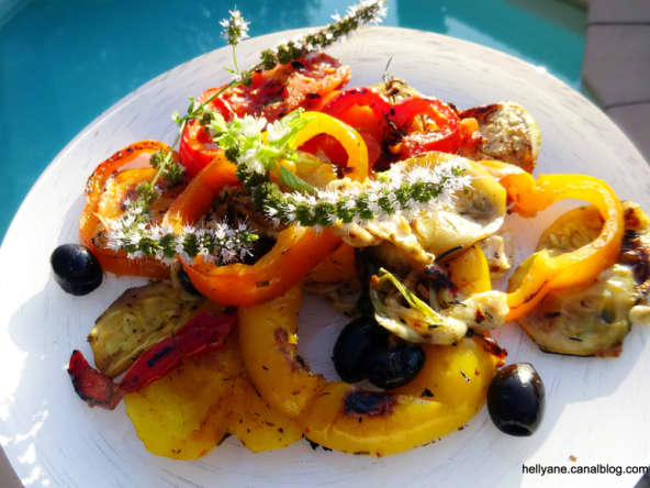 Légumes du soleil au fromage de chèvre et à la mozzarella avec une cuisson à la plancha