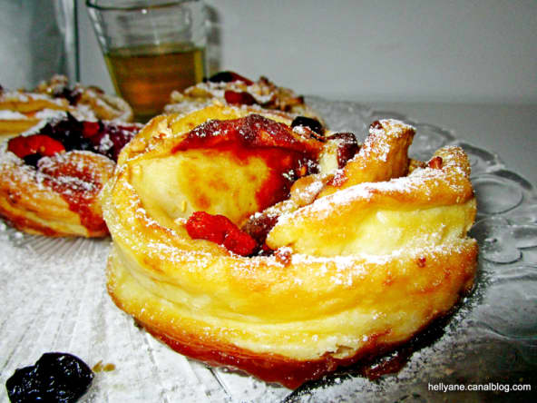 Roses feuilletées aux pommes / baies de goji / caramel au beurre salé