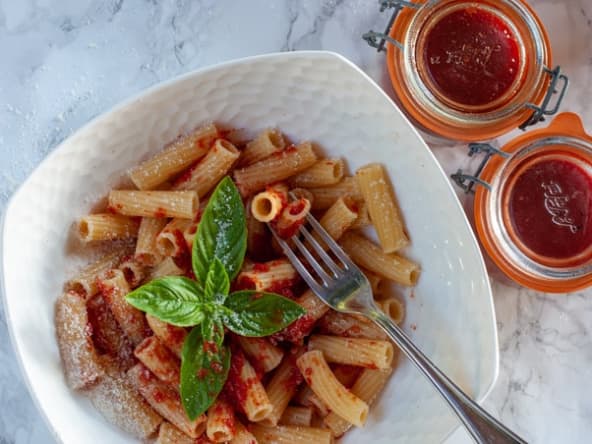 Sauce italienne aux tomates avec des tomates fraîches (vidéo)
