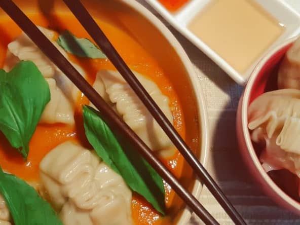 Gyozas japonais au Poulet, Cébette et Ciboulette, Eau de tomate au basilic