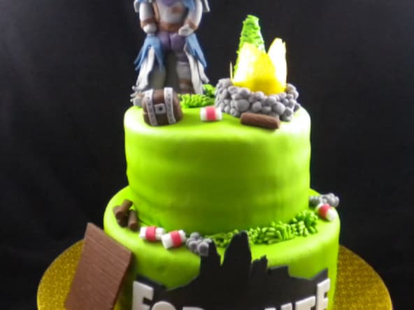 Des cupcakes et un gâteau Fortnite