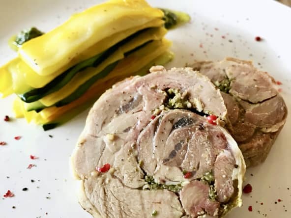 Roulé d'agneau au pesto de roquette