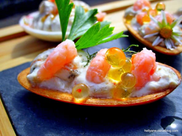 Mini canapés faciles forme barquette garnis de crème maquereaux, crevettes, perles de citron