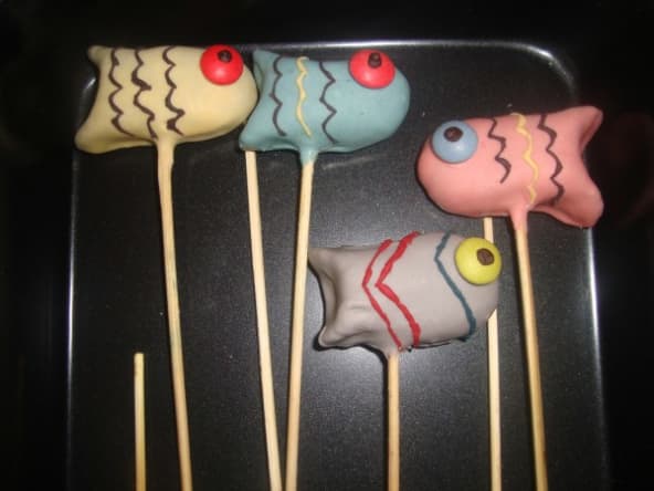 Cake pops poissons colorés pour les enfants