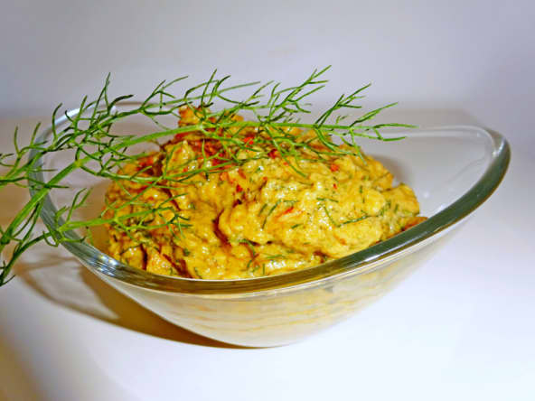 Recette de sauce à l'aneth, huile d'olive, sardines et tomates à utiliser en tartinade ou pour garnir des feuilletés