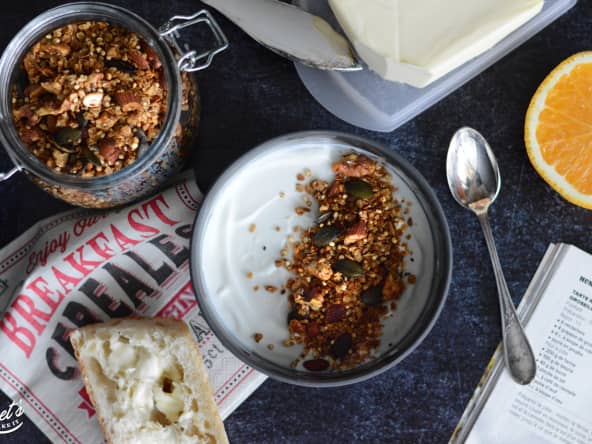 Granola healthy fait maison pour le petit déjeuner