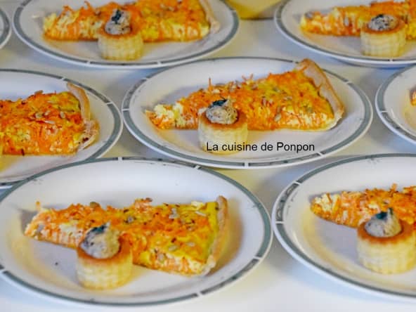 Tarte aux carottes râpées, gingembre, miel et graines de tournesol accompagnée de mini bouchées aux champignons des bois