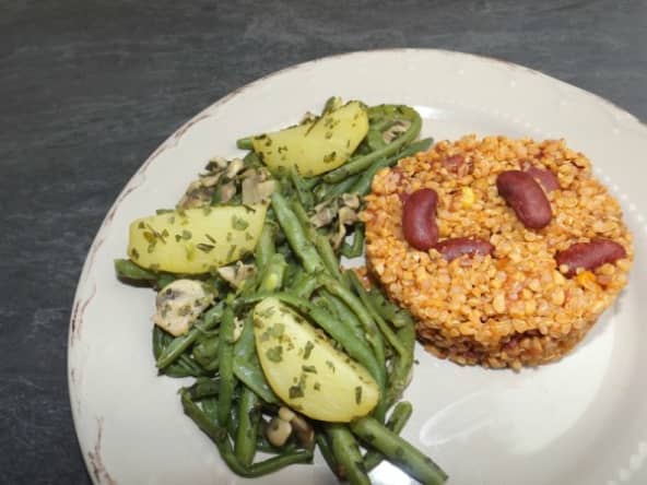 Poêlée de champignons, pommes de terre et haricots verts à l'ail et au persil