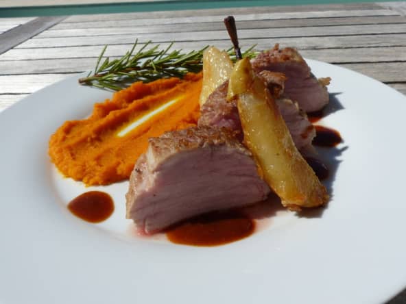 Filet mignon de porc basse température, purée de potimarron, poire caramélisée