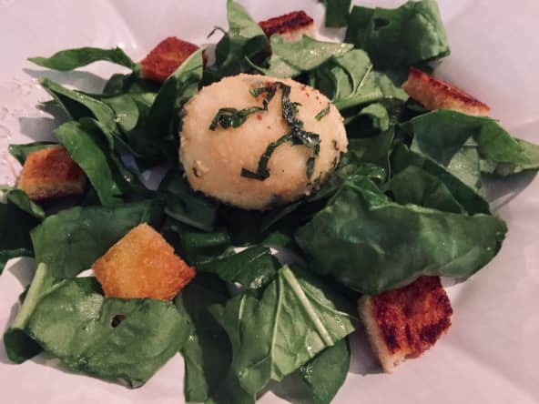 Salade d’épinards, œuf en croûte d’herbes