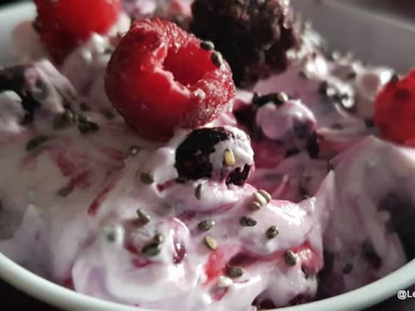 Fromage blanc vanillé aux fruits rouges et au chia