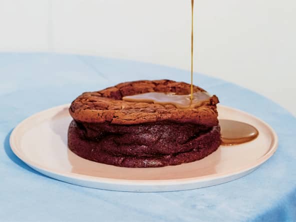 Gâteau au chocolat, beurre de cacahuète et sauce caramel salée