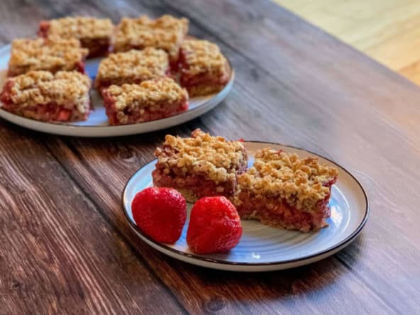 Carrés aux fraises, avec une touche d’amande et de cannelle