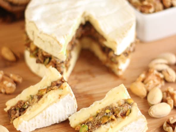 Camembert farci aux noix, pistaches et figues